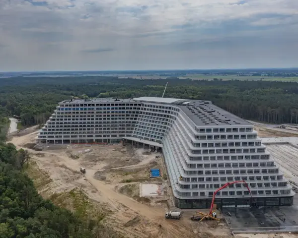 Ogromny hotel Gołębiewski w budowie, otoczony lasem. Zastanawiasz się, ile kosztuje pobyt w hotelu Gołębiewskim?