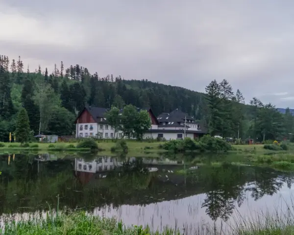 Malowniczy hotel nad jeziorem, idealne miejsce, by odpocząć i zastanowić się, co robić w Wiśle.