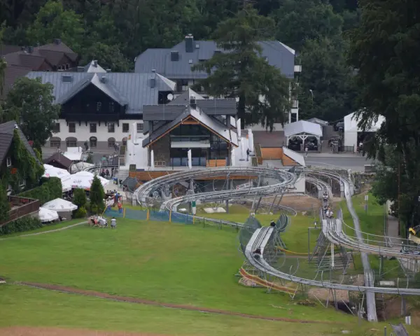 Tor saneczkowy w Karpaczu. Zobacz aktualny cennik i zaplanuj ekscytującą przejażdżkę po krętych torach zjazdowych.