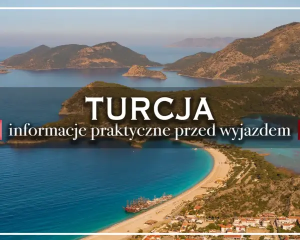 Piękna zatoka z łodziami i górami. Informacje praktyczne przed wyjazdem do Turcji.