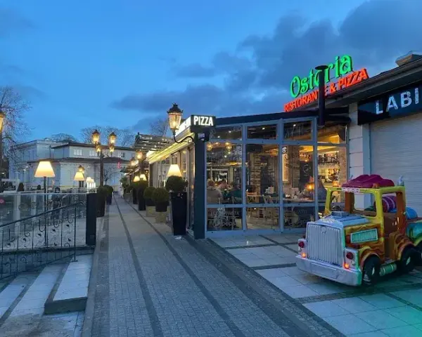 Gdzie zjeść w Międzyzdrojach? Odkryj najlepsze restauracje i smaki