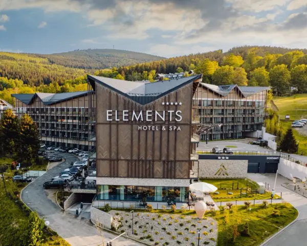 Nowoczesny hotel przy stoku narciarskim w Polsce, Elements Hotel & Spa, otoczony zielenią i górami. Idealne miejsce na zimowy wypoczynek.