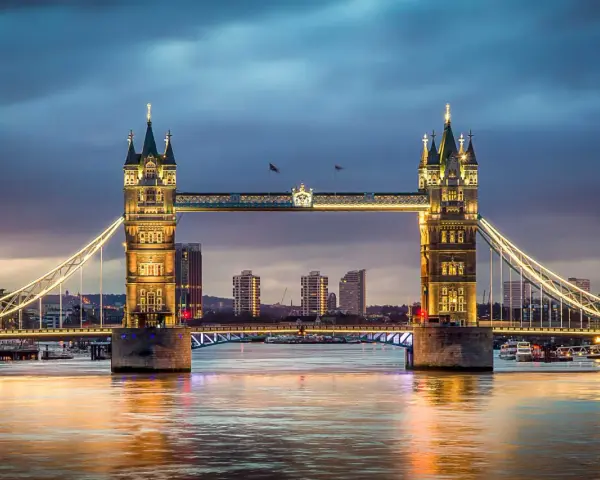 Tower Bridge w Londynie nocą, idealne miejsce na nocleg, jeśli zastanawiasz się, gdzie najlepiej spać w Londynie.