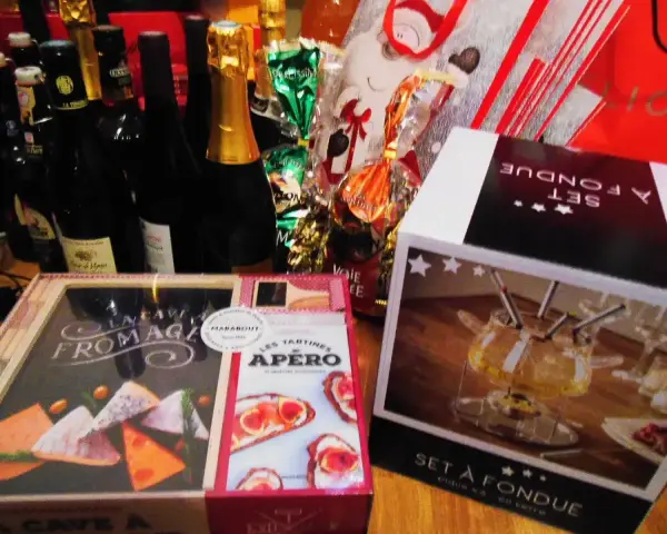 Zestawy do fondue, francuskie sery i tartinki na aperitif – idealne pomysły, co przywieźć z Francji do jedzenia.
