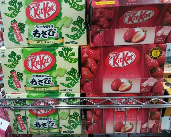 Zastanawiasz się, co przywieźć z Tokio? Pudełka KitKat o smaku wasabi i truskawki to idealny, nietypowy wybór.