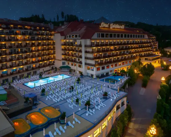 Hotel Gołębiewski nocą, z basenami i leżakami. Kamera uchwyciła piękny widok.