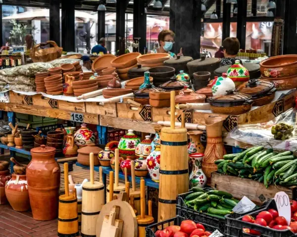 Garnki, dzbanki, naczynia gliniane i lokalne produkty – idealne pamiątki, by poczuć smak Portugalii. Co przywieźć z Porto? Oto inspiracje!
