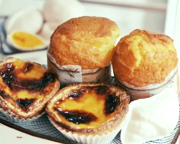 Pyszne babeczki i dwa pastel de nata – idealne, by dowiedzieć się, co przywieźć z Portugalii jedzenie.