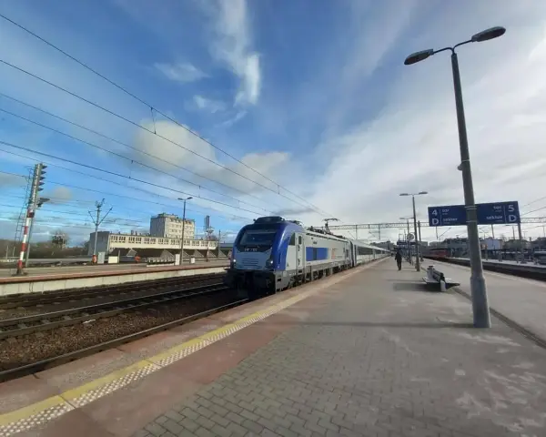 Pociąg na stacji, gotowy do odjazdu. Zastanawiasz się, ile się jedzie do Szczecina? Czas sprawdzić rozkład!