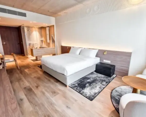 Czy osoba niepełnoletnia może wynająć pokój w hotelu? Ważne zasady!