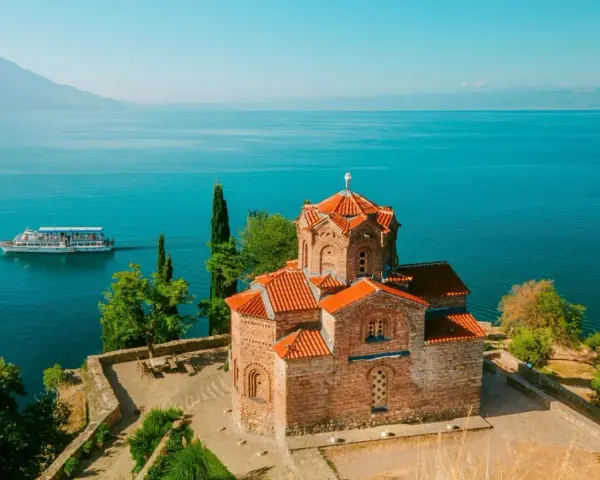 Malowniczy kościółek nad jeziorem Ochrydzkim, idealne miejsce na wakacje. Macedonia loty oferują niezapomniane widoki.