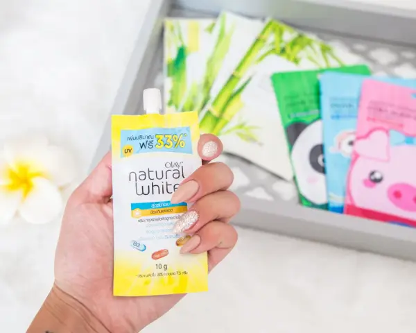 Co warto przywieźć z Tajlandii? Kosmetyki Olay Natural White w uroczych opakowaniach, idealne na prezent.