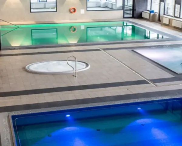 Wodne atrakcje w aquaparku Ustroń i okolice: baseny, jacuzzi i brodzik.