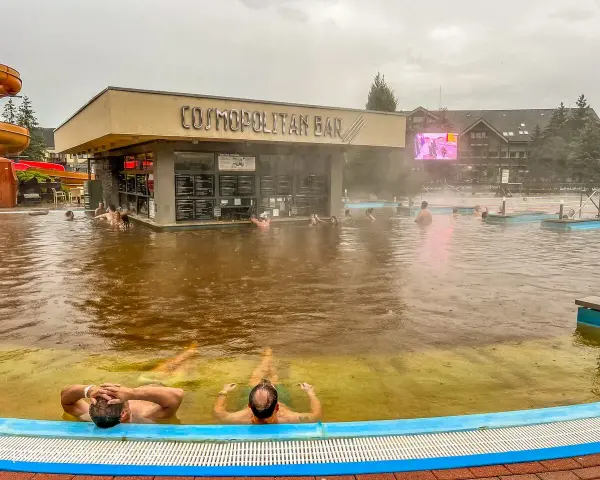 Relaks w termach na Słowacji blisko granicy. Ludzie kąpią się w ciepłej wodzie przy barze "Cosmopolitan".