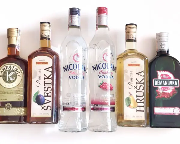 Co kupić na Słowacji? Różne rodzaje wódek i likierów: Karpacki Likier, Śliwkowa Švestka, Nicolaus Vodka, Hruška, Demanovka Cranberry.