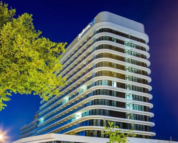 Nowoczesny Radisson Blu Resort Świnoujście zachwyca architekturą. Sprawdź radisson blu resort świnoujście ceny i zaplanuj swój pobyt nad morzem.