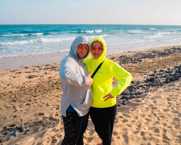 Para na plaży Fuerteventura, idealna pogoda w grudniu.