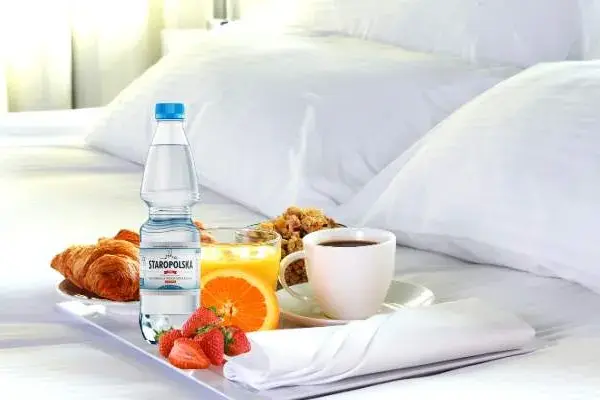 Czy woda w hotelu jest za darmo? Odkryj zasady i pułapki
