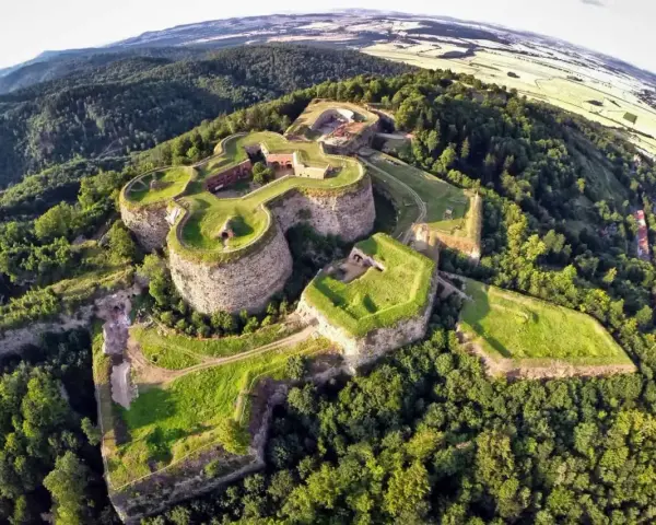 Imponujący fort na wzgórzu, otoczony lasami, to perła Dolnego Śląska.
