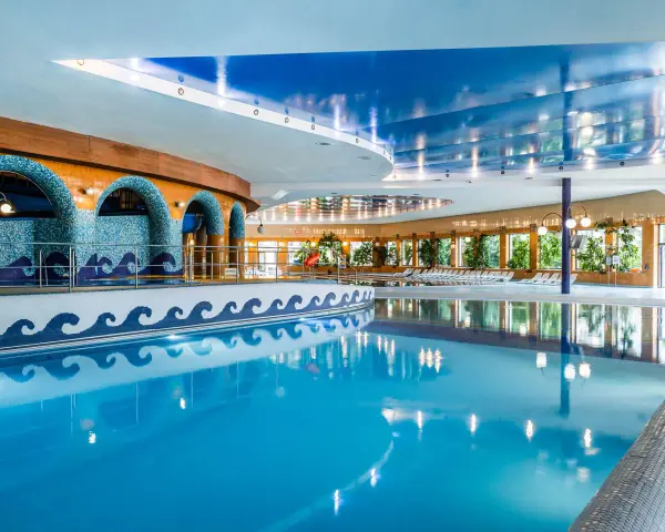 Basen Tropikana Mikołajki: cennik i atrakcje. Relaks w tropikalnym klimacie, baseny, zjeżdżalnie i strefa wellness.