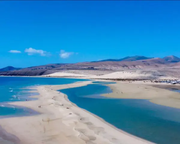 Piękne plaże Sotavento z turkusową wodą i piaszczystymi wydmami, w tle góry.