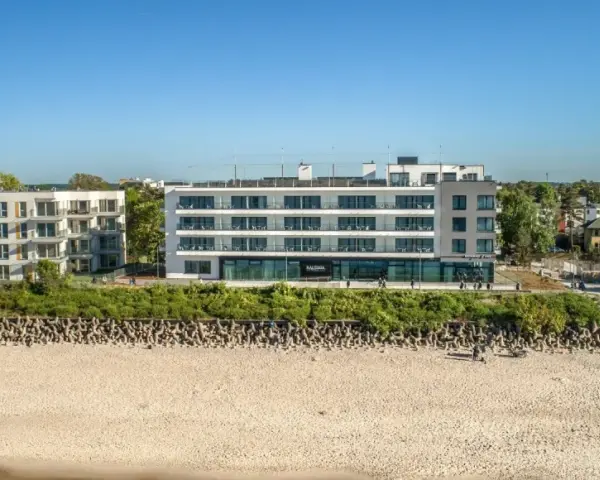 Nowoczesny hotel nad samym morzem, z widokiem na piaszczystą plażę i sosnowy las. Idealne miejsce na wakacje.
