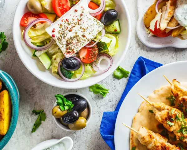 Pyszne souvlaki, sałatka grecka, pieczone ziemniaki i oliwki – to idealne smaki, co przywieźć z Cypru do jedzenia.