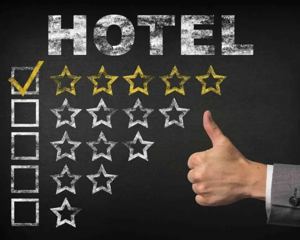 Ocena hotelu: zaznaczony pierwszy kwadrat i cztery złote gwiazdki. Kciuk w górę. 4-gwiazdkowy hotel zasługuje na pochwałę.