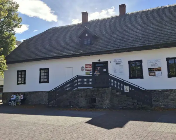 Muzeum Beskidzkie w Wiśle, z charakterystyczną kamienną podmurówką i drewnianymi schodami, zaprasza do odkrywania historii regionu.