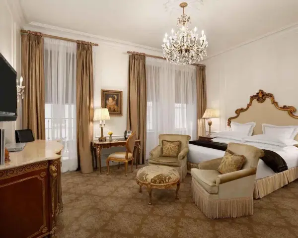 Ile kosztuje noc w hotelu Plaza? Ceny i zaskakujące różnice!