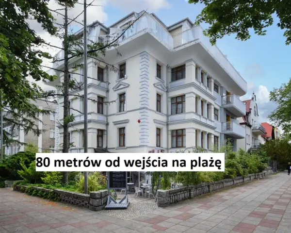 Elegancki hotel Marmur, zaledwie 80 metrów od plaży, otoczony zielenią. Idealne miejsce na wakacje.