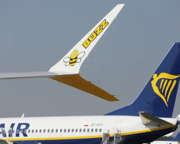 Samolot Buzz z pszczółką i napisami "BUZZ" oraz samolot Ryanair. Gotowe do lotu czarterowego.