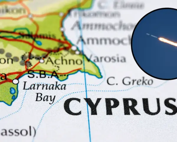 Mapa Cypru z zaznaczonym lotniskiem w Larnace. W okręgu widoczny start rakiety kosmicznej.