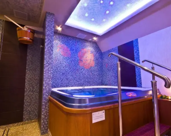 Relaks w jacuzzi i prysznic z drewnianej bani w klimatycznym spa dla dwojga.