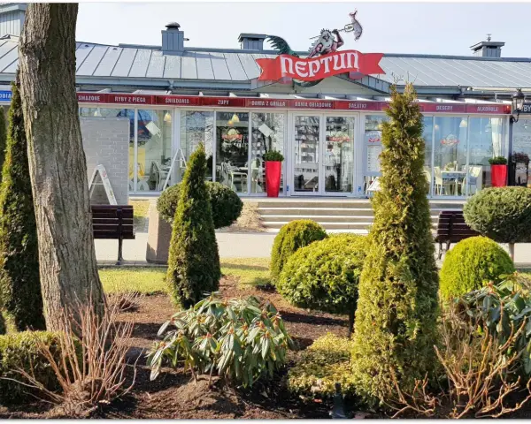 Restauracja Neptun w Międzyzdrojach, idealne miejsce, gdzie zjeść można ryby, dania z grilla i obiadowe.