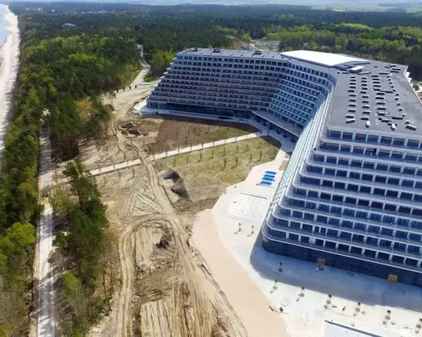 Nowy hotel Gołębiewski w budowie, z widokiem na morze i las. Czy to będzie najlepszy hotel Gołębiewski?
