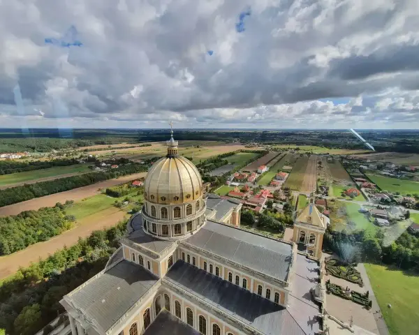 Bazylika w Licheniu z lotu ptaka. Widok na złotą kopułę i okoliczne pola. Sprawdź licheń cennik atrakcji.