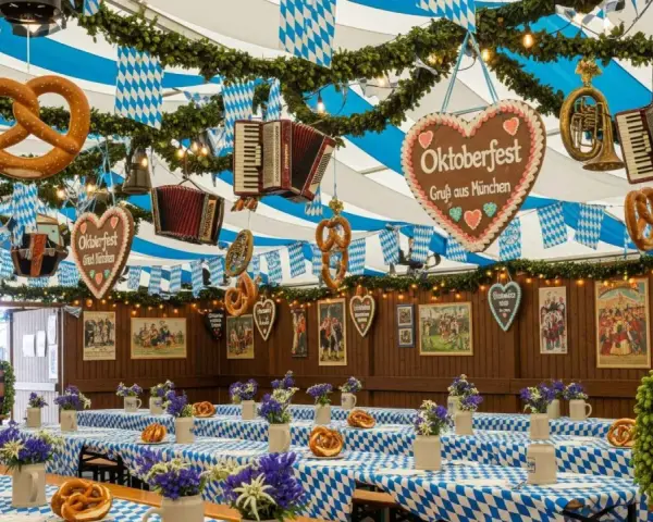 Oktoberfestowe dekoracje: precle, akordeony, serca z piernika. Idealne inspiracje, co przywieźć z Niemiec!