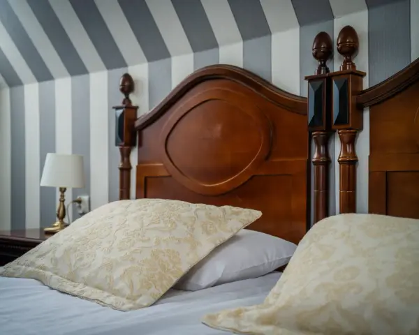 Wygodne łóżko w hotelu, idealne na służbowy nocleg. Pytanie, czy można służbowo nocować w hotelu, jest tu nieistotne, bo komfort jest najważniejszy.