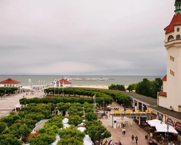 Sopot, jedno z urokliwych miast w Polsce, z charakterystyczną wieżą i widokiem na morze.