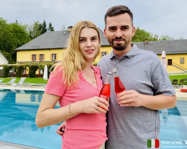 Para z napojami przy basenie. Taki nocleg tranzytowy to idealny przystanek w podróży.