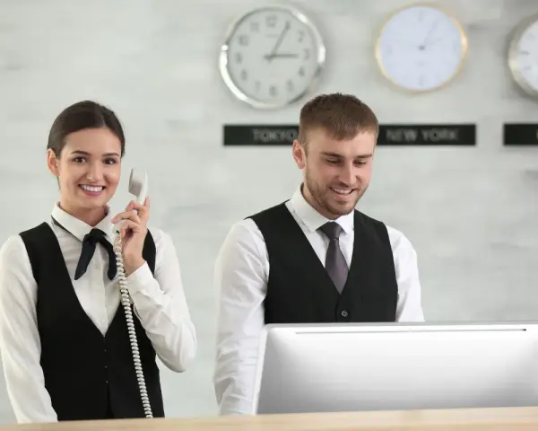 Ile godzin pracuje recepcjonistka w hotelu? Odkryj prawdę o pracy