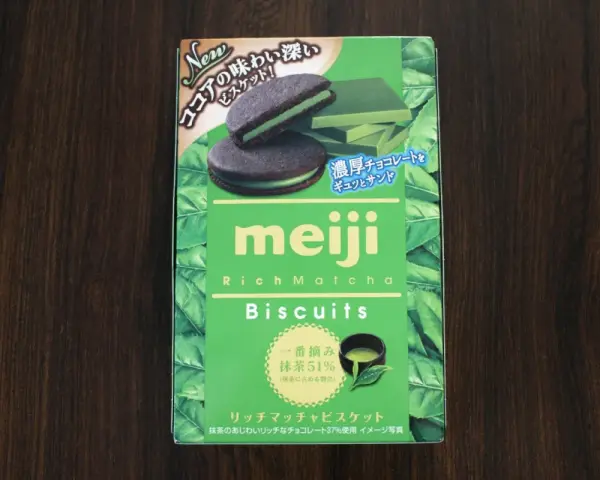 Pudełko Meiji Rich Matcha Biscuits – idealne, co przywieźć z Japonii do jedzenia. Czekoladowe ciastka z kremem matcha.