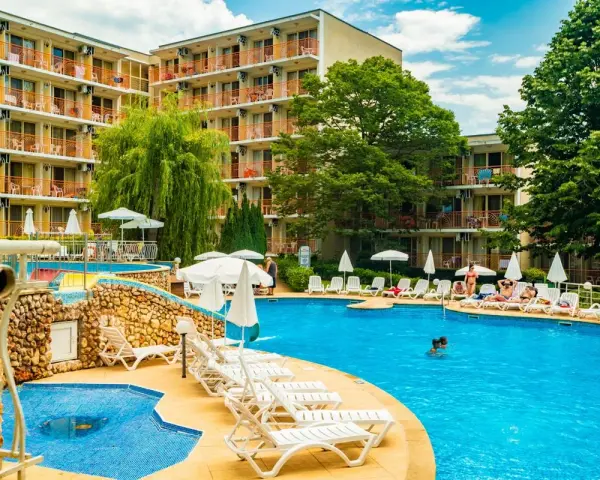 Hotel z basenem i leżakami, idealne miejsce na booking bonu turystycznego.