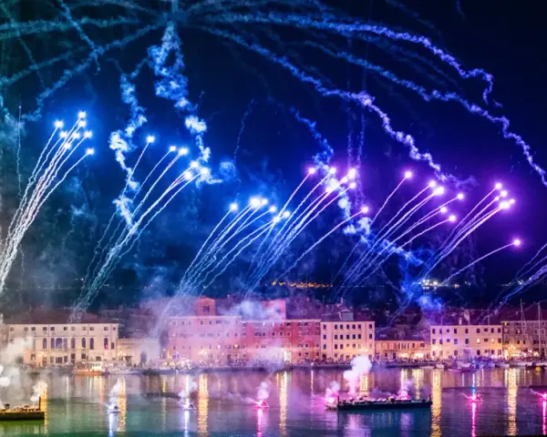 Spektakularny sylwester w Wenecji! Niebo rozświetlone feerią barw, fajerwerki nad wodą i zabytkowe budynki tworzą magiczny widok.