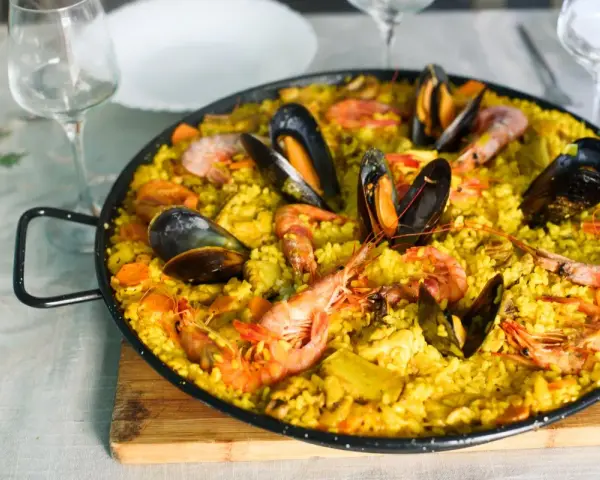 Pyszna paella z owocami morza i ryżem. Idealna odpowiedź na pytanie, co przywieźć z Hiszpanii do jedzenia.