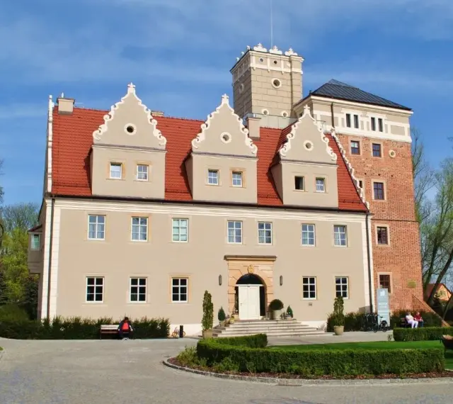Zamek w Krobielowicach, jedna z atrakcji do 30 km od Wrocławia, zaprasza do zwiedzania.