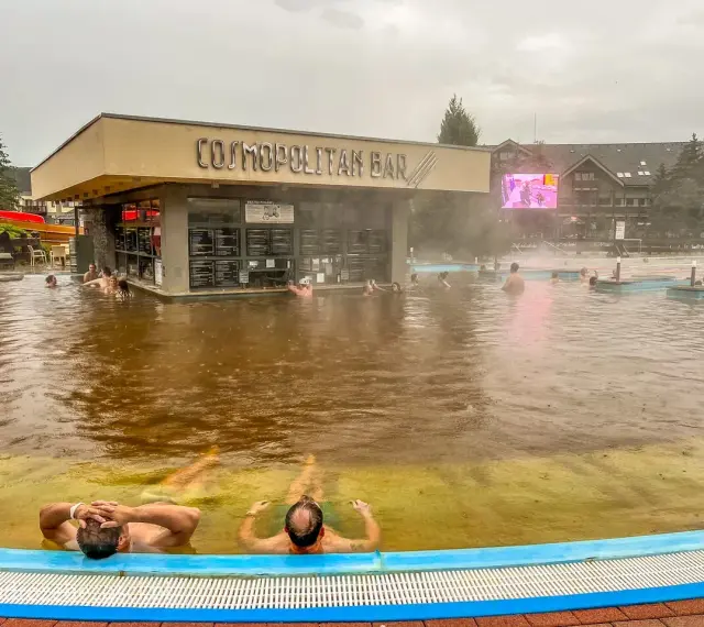 Relaks w termach na Słowacji blisko granicy. Ludzie kąpią się w ciepłej wodzie przy barze "Cosmopolitan".