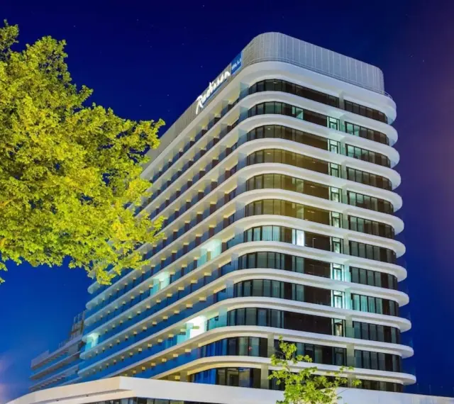 Nowoczesny Radisson Blu Resort Świnoujście zachwyca architekturą. Sprawdź radisson blu resort świnoujście ceny i zaplanuj swój pobyt nad morzem.
