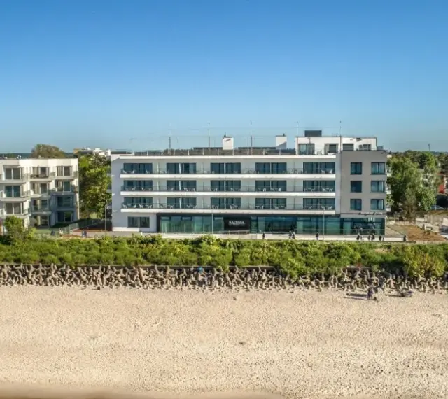 Nowoczesny hotel nad samym morzem, z widokiem na piaszczystą plażę i sosnowy las. Idealne miejsce na wakacje.